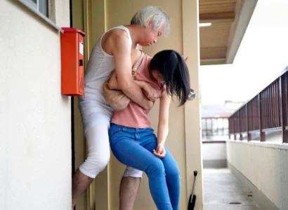 Người vợ trẻ bị bố chồng già sàm sỡ