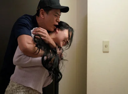 Nữ ca sĩ bị fan cuồng tấn công tình dục vì vẻ đẹp không lối thoát