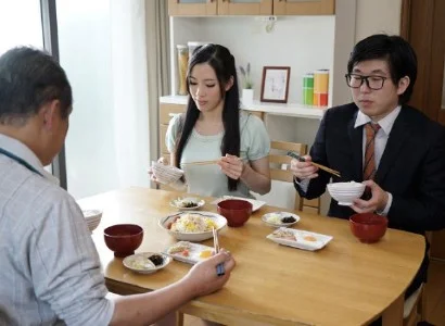 Nứng quá, con dâu banh vùng kín cho bố chồng quan hệ tình dục
