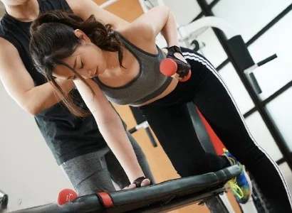 Người phụ nữ thiếu thốn và anh PT may mắn làm tình với nhau
